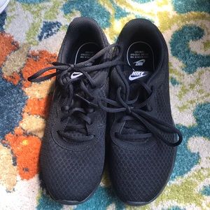 Women’s all black Nike Tanjun sneakers size 7.5